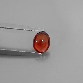 0.90カラットの天然レッドアルマンディンガーネット（6.3×4.9 mm・透明）