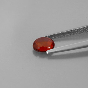 0.90カラットの天然レッドアルマンディンガーネット（6.3×4.9 mm・透明）