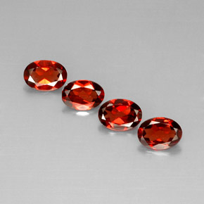 カラットの天然レッドアルマンディンガーネット（7.1×5 mm・オーバルカット）