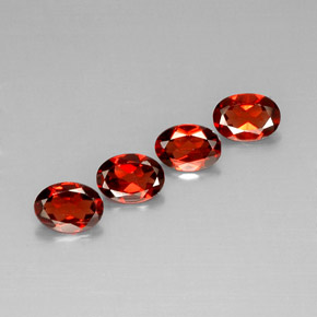 カラットの天然レッドアルマンディンガーネット（7.1×5 mm・オーバルカット）