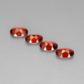 カラットの天然レッドアルマンディンガーネット（7.1×5 mm・オーバルカット）