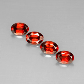 カラットの天然レッドアルマンディンガーネット（7.1×5 mm・オーバルカット）