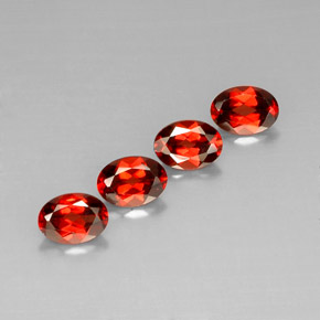 カラットの天然レッドアルマンディンガーネット（7.1×5 mm・オーバルカット）
