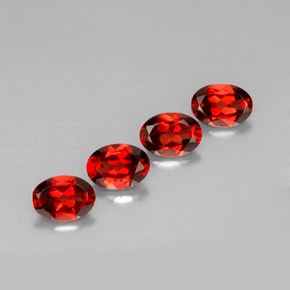 カラットの天然レッドアルマンディンガーネット（7×5.1 mm・オーバルカット）
