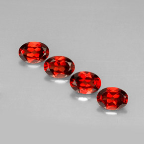 カラットの天然レッドアルマンディンガーネット（7×5.1 mm・オーバルカット）