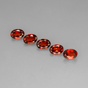 カラットの天然レッドアルマンディンガーネット（7.1×5.1 mm・オーバルカット）