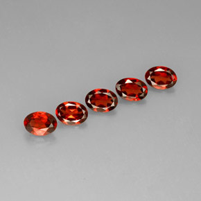 カラットの天然レッドアルマンディンガーネット（7.1×5.1 mm・オーバルカット）