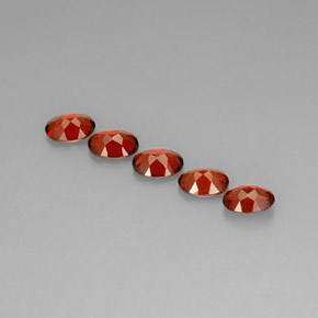 カラットの天然レッドアルマンディンガーネット（7.1×5.1 mm・オーバルカット）