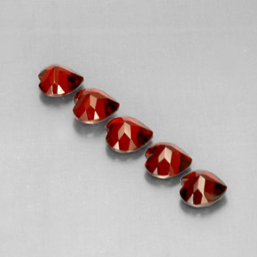 カラットの天然ディープレッドアルマンディンガーネット（5.1×5 mm・ハート型）