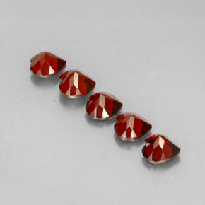 カラットの天然ディープレッドアルマンディンガーネット（5×5 mm・ハート型）