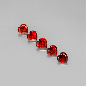 カラットの天然ディープレッドアルマンディンガーネット（5.2×5.2 mm・ハート型）