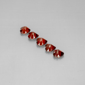 カラットの天然ディープレッドアルマンディンガーネット（5.2×5.2 mm・ハート型）
