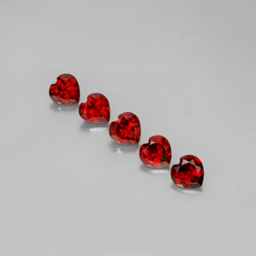 カラットの天然ディープレッドアルマンディンガーネット（5×4.8 mm・ハート型）