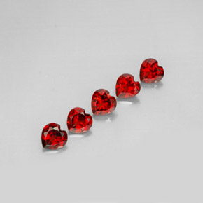 カラットの天然ディープレッドアルマンディンガーネット（5×4.8 mm・ハート型）