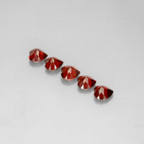 カラットの天然ディープレッドアルマンディンガーネット（5×4.8 mm・ハート型）