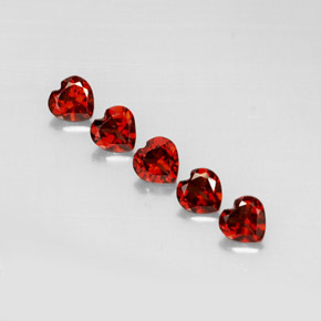 カラットの天然ディープレッドアルマンディンガーネット（5×5 mm・ハート型）