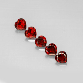 カラットの天然ディープレッドアルマンディンガーネット（5.1x5.1 mm・ハート型）