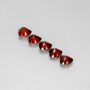 カラットの天然ディープレッドアルマンディンガーネット（5.1x5.1 mm・ハート型）