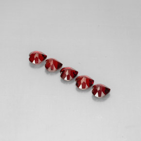 カラットの天然ディープレッドアルマンディンガーネット（5×5 mm・ハート型）