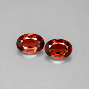 カラットの天然ディープレッドアルマンディンガーネット（6.9×5 mm・オーバルカット）