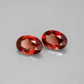 カラットの天然ディープレッドアルマンディンガーネット（6.9×5 mm・オーバルカット）