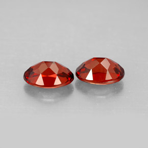 カラットの天然ディープレッドアルマンディンガーネット（7×5 mm・オーバルカット）
