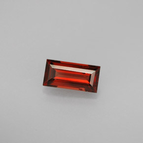 1.05カラットの天然ディープレッドアルマンディンガーネット（8×4 mm・バゲット）