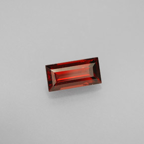 1.05カラットの天然ディープレッドアルマンディンガーネット（8×4 mm・バゲット）