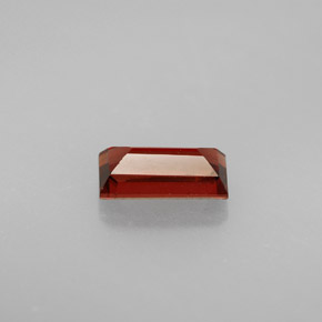 1.05カラットの天然ディープレッドアルマンディンガーネット（8×4 mm・バゲット）