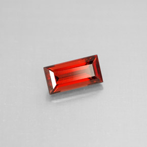 1.19カラットの天然レッドアルマンディンガーネット（7.9×4.1 mm・バゲット）