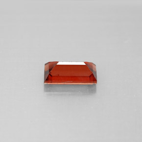 1.19カラットの天然レッドアルマンディンガーネット（7.9×4.1 mm・バゲット）