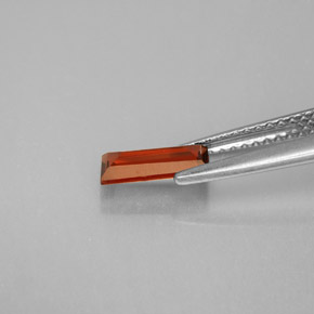 0.71カラットの天然オレンジレッドアルマンディンガーネット、バゲット、VS