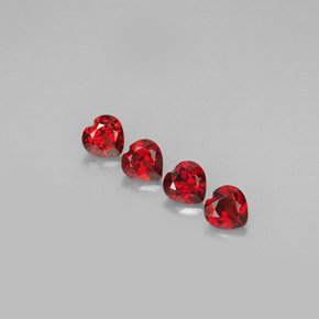 カラットの天然レッドアルマンディンガーネット（5×5 mm・ハート型）