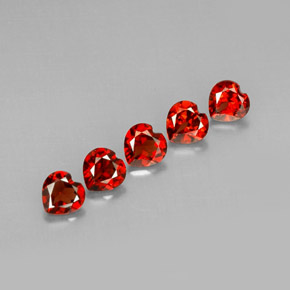 カラットの天然ディープレッドアルマンディンガーネット（5×5 mm・ハート型）