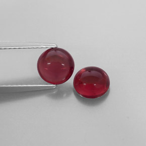 カラットの天然レッドアルマンディンガーネット（6.36 mm・透明）