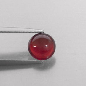 1.68カラットの天然ディープレッドアルマンディンガーネット（7.04 mm・透明）