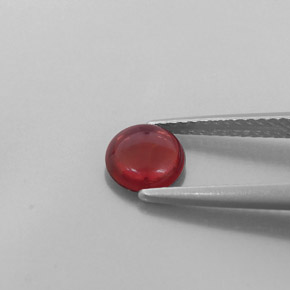 0.95カラットの天然ディープレッドアルマンディンガーネット（6.16 mm・透明）