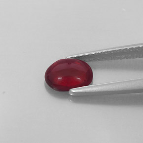 0.84カラットの天然ディープレッドアルマンディンガーネット（6.4×5 mm・透明）