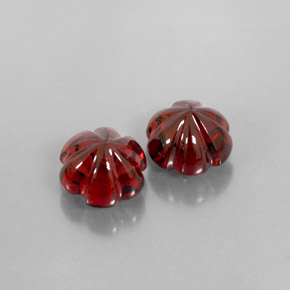 カラットの天然ディープレッドアルマンディンガーネット（8.7×8.5 mm・透明）