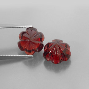 カラットの天然ディープレッドアルマンディンガーネット（8.7×8.5 mm・透明）