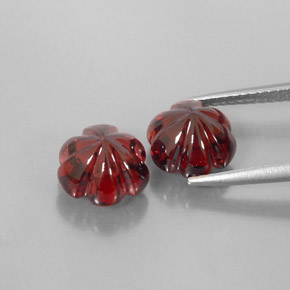 カラットの天然ディープレッドアルマンディンガーネット（8.7×8.5 mm・透明）