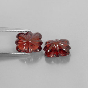カラットの天然ディープレッドアルマンディンガーネット（9×7.1 mm・透明）