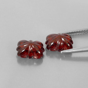 カラットの天然ディープレッドアルマンディンガーネット（9×7.1 mm・透明）