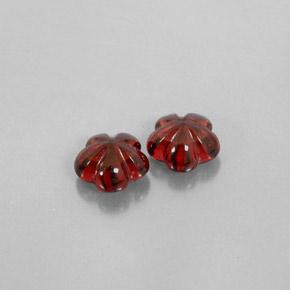 カラットの天然ディープレッドアルマンディンガーネット（7.1×7.1 mm・透明）