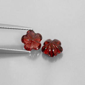 カラットの天然ディープレッドアルマンディンガーネット（7.1×7.1 mm・透明）