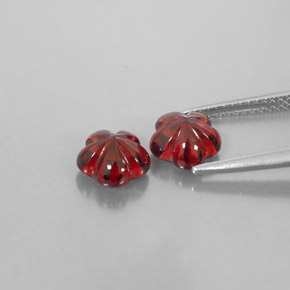 カラットの天然ディープレッドアルマンディンガーネット（7.1×7.1 mm・透明）