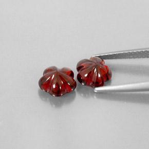 3.57カラットの天然ダークレッドアルマンディンガーネット（7.2×7 mm・透明）