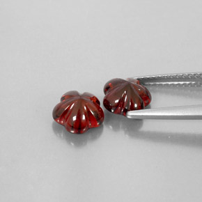 カラットの天然ディープレッドアルマンディンガーネット（7×6.9 mm・透明）