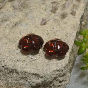 カラットの天然ディープレッドアルマンディンガーネット（7.4×7.1 mm・フラワーカット）