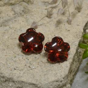 3.47カラットの天然ディープレッドアルマンディンガーネット（7.2×7 mm・フラワーカット）